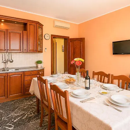 4 Bedroom Pet Friendly In Lägenhet Saline Joniche